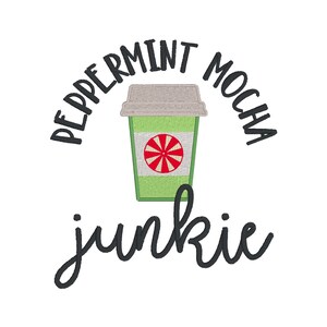 Op de afbeelding: Een groene en witte koffiebeker met een rood en wit pepermuntontwerp. De tekst "Peppermint Mocha Junkie" staat rond de beker.