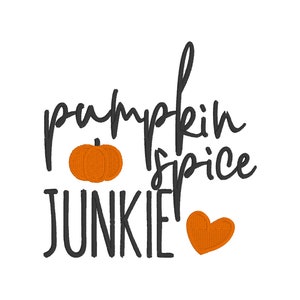 Op de afbeelding: Tekst "Pumpkin spice junkie" met een pompoen- en hartgrafiek in oranje.