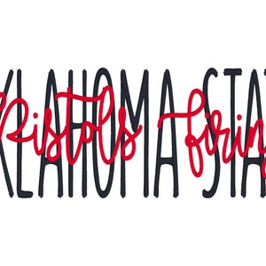 Op de afbeelding: Zwarte en witte tekst die "Oklahoma State" luidt, met het woord "Pistols" in rode cursieve letters boven het woord "Oklahoma".