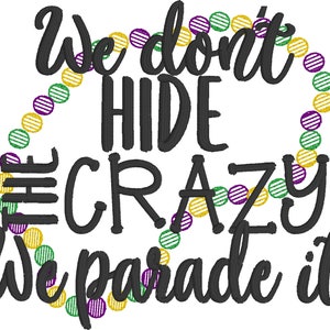 Könnte beinhalten: Schwarz-weißer Text auf weißem Hintergrund mit der Aufschrift "We don't hide the crazy we parade it". Der Text ist von einer Schnur aus lila, grünen und goldenen Perlen umgeben.