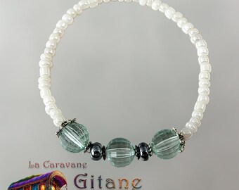 Pearly white and greenish gray bracelet with transparent facet