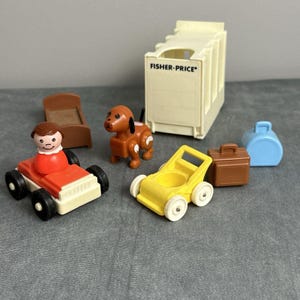 Vintage Fischer-Preis Little People Lot Abenteuer Hund Kinderwagen Gepäck Auto Bett