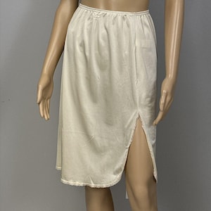 Vintage Vanity Fair Half Slip Size Small 24&quot; Light Beige Nylon Slit 11-760 Silky