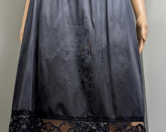 Falda camisera vintage Vassarette negra talla grande, encaje ancho semitransparente 11-105