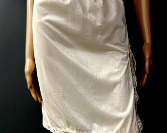 Vintage Mel-Lin Half Slip Size Small 100% Nylon Cream Tall Side Slits Lace USA