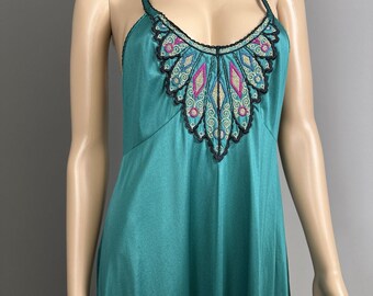 Camisón largo vintage de nailon verde con apliques de satén y encaje, talla grande.