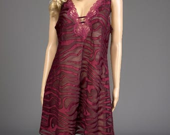 Vintage doorschijnende slipdress medium bordeauxrode kanten nachthemd jaren 90 lingerie semi-transparant
