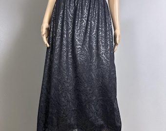 Falda midi vintage negra con ribete de encaje y estampado jacquard satinado.