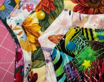 Compresas menstruales reutilizables / Compresas tejidas de algodón transpirable con estampado de flores y hongos, lavables e impermeables.