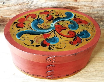 Handbeschilderde Noorse gebogen houten doos met metalen frame, Scandinavische volkskunst, rosemaling, telemark, vintage, uniek cadeau uit Noorwegen. Korting van 25% bij het afrekenen.