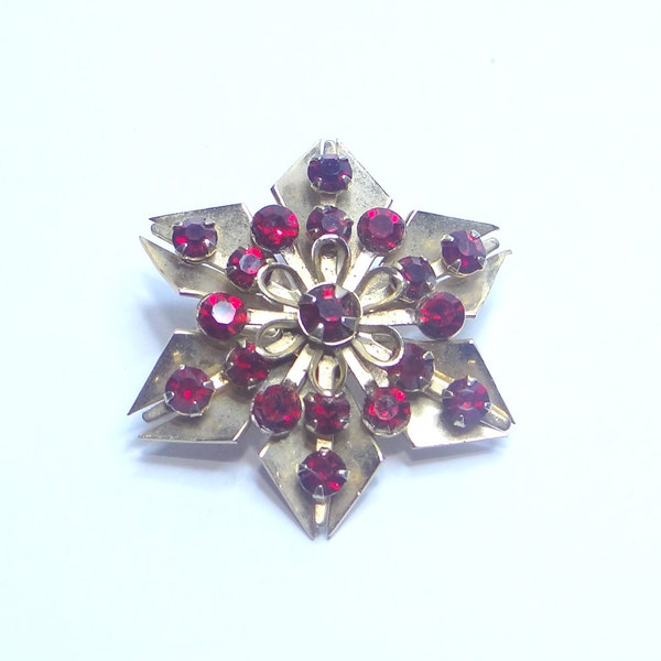 Star Brooch - Vintage Christmas Star Pin - Fashion Jewelry - Gold Tone and Red Rhinestone Accent Brooch