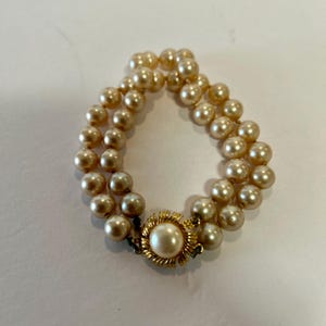 Vintage 60&#39;s Faux Cream-Color Pearl Bracelet Double Strand Gold Tone Closure 8&quot;