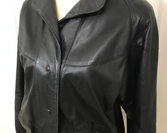 Vintage 80's Women's Dero by Rocco D'Amelio Black Leather Jacket Shoulder Pads Size Small Snap Front Closure