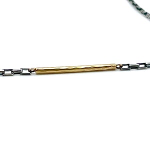 Collier lingot d&#39;or 18 carats avec chaîne en argent oxydé. Collier en argent et en or. Métal mixte.