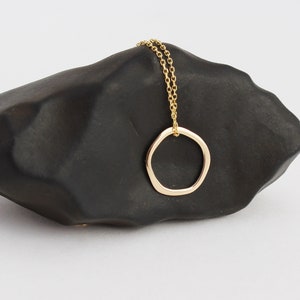 Kreiskette aus 585er Gold: Minimalistischer Karma-Anhänger