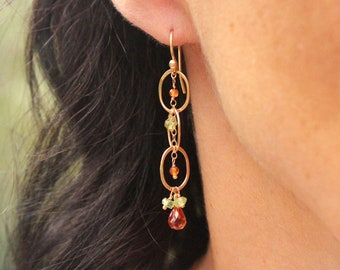 Pendientes de peridoto y granate, oro de 14k, colgantes de dos piedras, martillados.