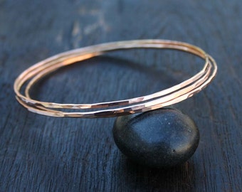 Bracelete fino martelado em ouro rosa, ouro maciço 14k.