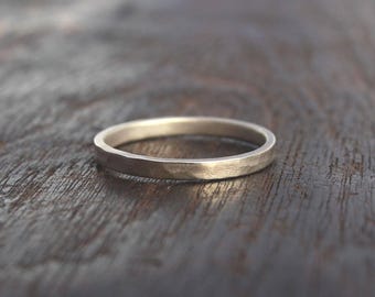 Alianza de boda de oro blanco de 14 k martillado: anillo ecológico de 2 mm