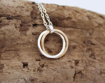 Eenheid ketting. Ketting met twee cirkels in zilver en 14k goud. In elkaar grijpende cirkels hanger ketting. Eco-vriendelijk.