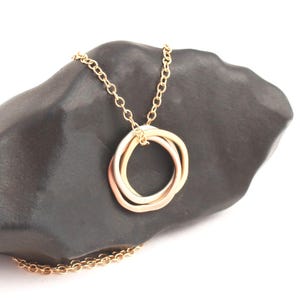 Colar de círculo entrelaçado em ouro maciço 14k: pingente em ouro rosa, branco e amarelo