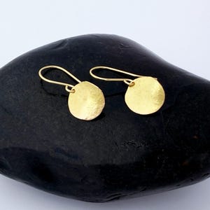 18k Gold Earrings.  18k Gold Dangle Earrings. 18k Gold Disc Earrings. Hammered 18k Gold Earrings.