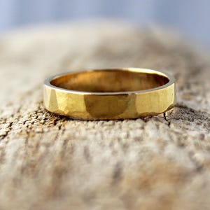 18k Gold Wedding Band Hammered 4mm. 18k Gold Ring. Eco friendly
