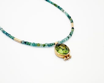 Collar con colgante de peridoto en oro macizo de 14k con cuentas de turmalina Paraíba.