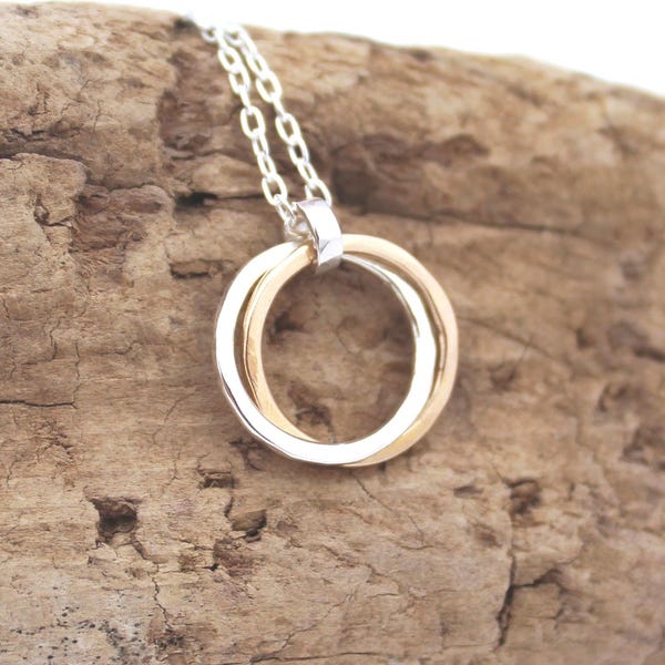 Colar bicolor com círculos entrelaçados em prata e ouro 14k.