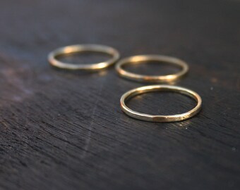Dunne 14k massief gouden trouwring: gehamerd of glad