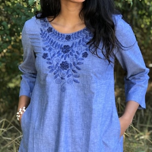 Laura Blau Chambray Tunika. Tonale Blaue florale Handstickerei aus Mexiko. XS-2X