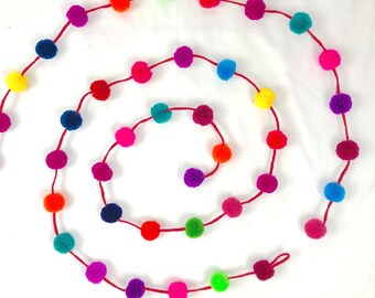 Pompomgirlanger. Vita eller färgglada länkbara girlanger. Tillverkade i Mexiko