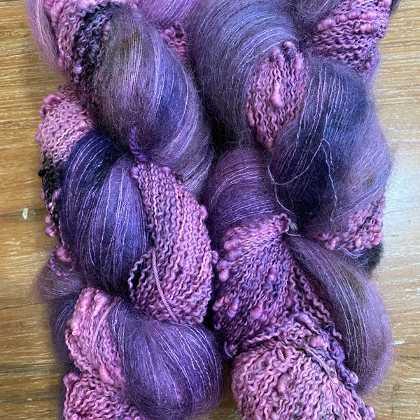 Duo de fils de soie, de mohair et de flammés teints à la main, coloris : Berry Crush (prix par pelote)