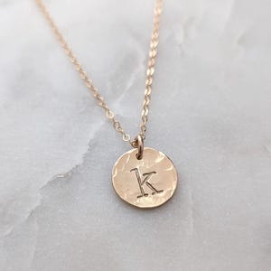 Hamrad initialhalsbandsskiva, 14k guldfyllning eller sterlingsilver