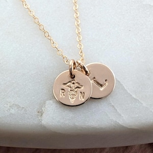Collier infirmière personnalisé : breloque initiale RN, or 14 carats ou argent sterling