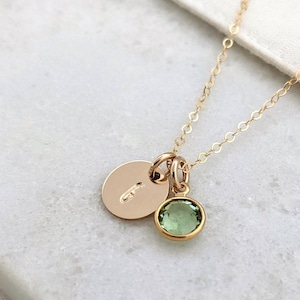 Peut inclure: Ensemble de trois mugs en céramique avec une finition mate et mouchetée. Les mugs sont dans des tons crème, gris clair et gris foncé. Chaque mug a un design simple et minimaliste, idéal pour le café ou le thé.