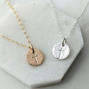 Collar con cruz pequeña, dije de cruz delicada, chapado en oro de 14k o plata de ley.