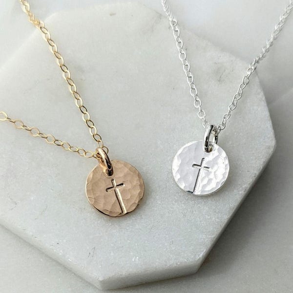 Kleine kruisketting, sierlijke kruisbedel, 14k gouden vulling of sterlingzilver