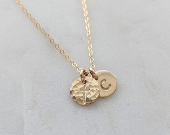 Kleines Kreuz und Initial Halskette, Sterling Silber oder 14k Gold Fill, das gestempelte Leben