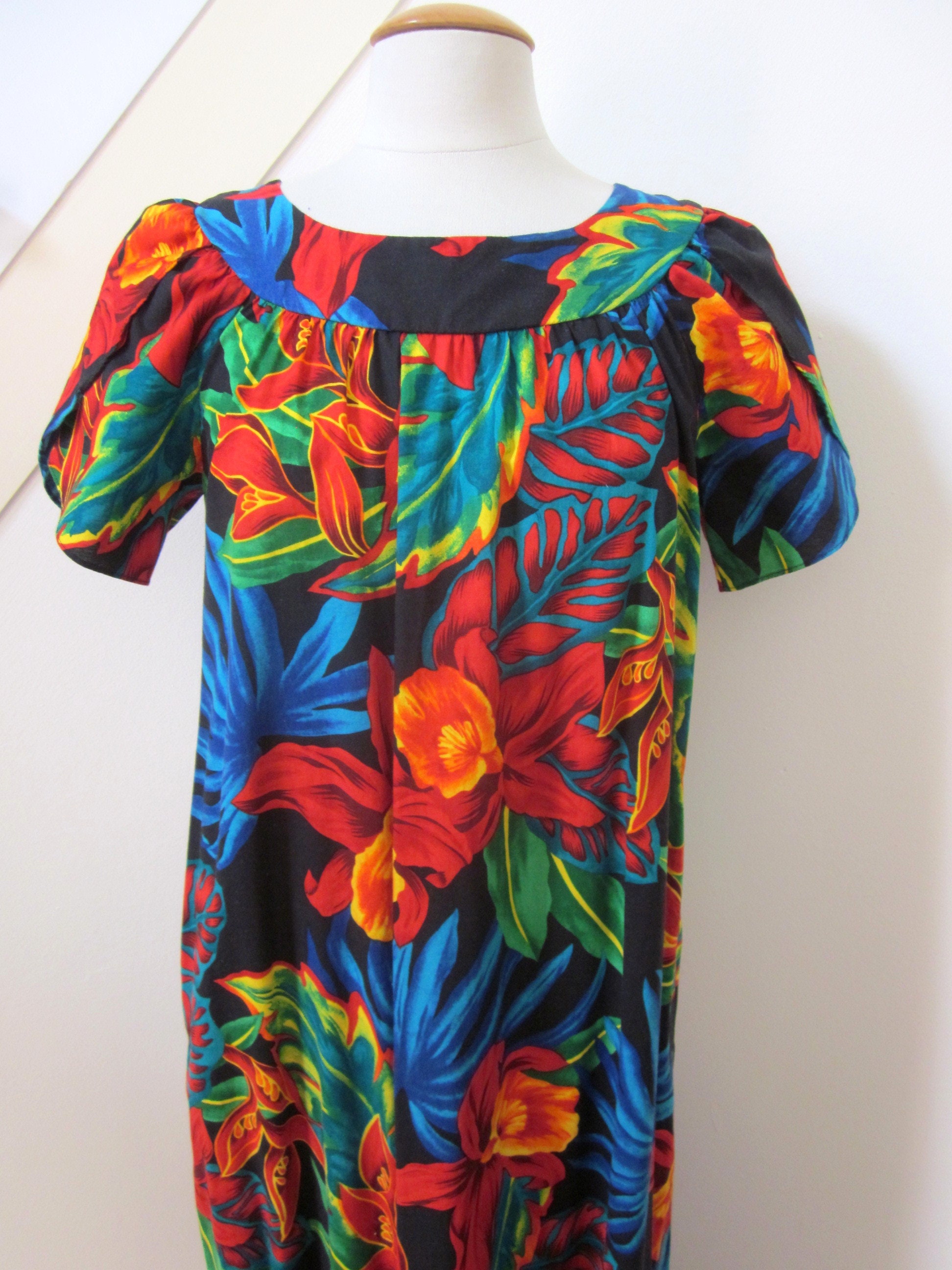 Hilo Hattie Hawaiian Dress / fits S-M / Vintage Hawaiian