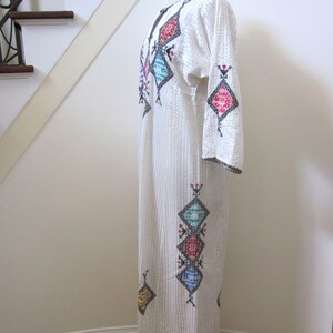 Vintage caftan / Embroidered Caftan / fits S-M / White Caftan / Vintage Kaftan / Boho Embroidered Caftan image 4