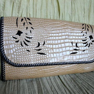 Alligator Embossed Oversized Clutch / Vintage 80s whipstitch purse / Mock croc leather clutch / vintage tan alligator emb clutch image 1