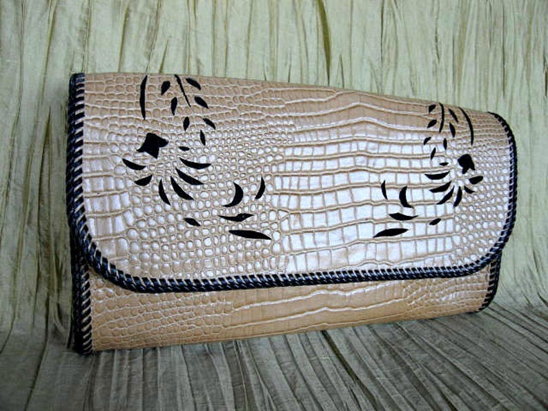 Alligator Embossed Oversized Clutch / Vintage 80s whipstitch purse / Mock croc leather clutch / vintage tan alligator emb clutch image 1