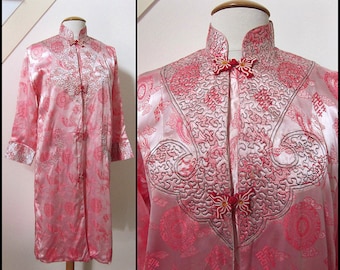 Chinese Satin Coat / Vintage Coral Satin Coat / Fits M-L / Asian Satin Coat with Frog Closures / Chinese Satin Robe / Asian Satin Duster