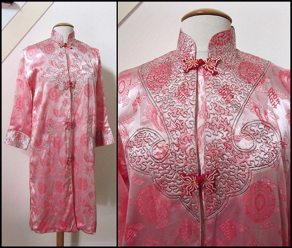 Chinese Satin Coat / Vintage Coral Satin Coat / Fits M-L / Asian Satin Coat with Frog Closures / Chinese Satin Robe / Asian Satin Duster