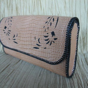 Alligator Embossed Oversized Clutch / Vintage 80s whipstitch purse / Mock croc leather clutch / vintage tan alligator emb clutch image 2