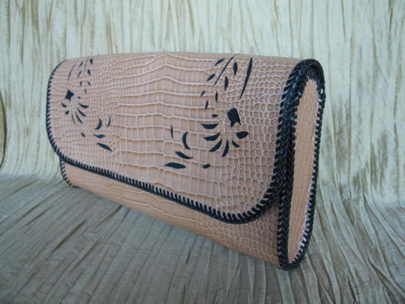 Alligator Embossed Oversized Clutch / Vintage 80s whipstitch purse / Mock croc leather clutch / vintage tan alligator emb clutch image 2