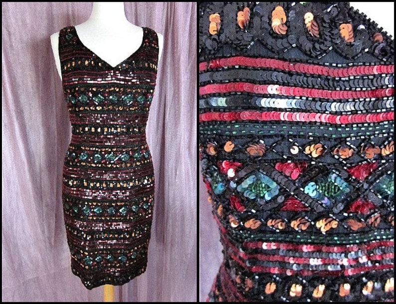 Puede incluir: Un vestido sin mangas de lentejuelas con escote en V. El vestido es negro con lentejuelas rojas, verdes y doradas dispuestas en un patr&oacute;n geom&eacute;trico.