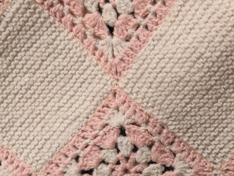 knit and crochet perfect condition bicolor granny squares BLUSH Lovely french vintage afghan blanket pink and white