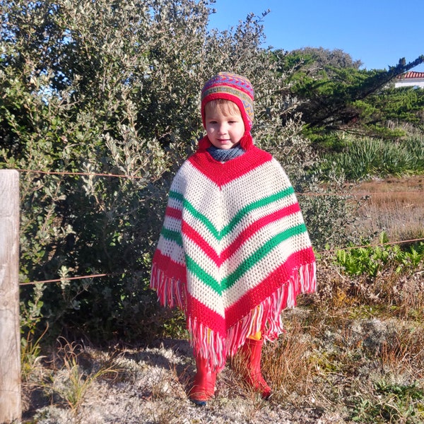 Joli poncho enfant vintage OCTAVE, crocheté main, blanc:écru, vert et rouge, frangé
