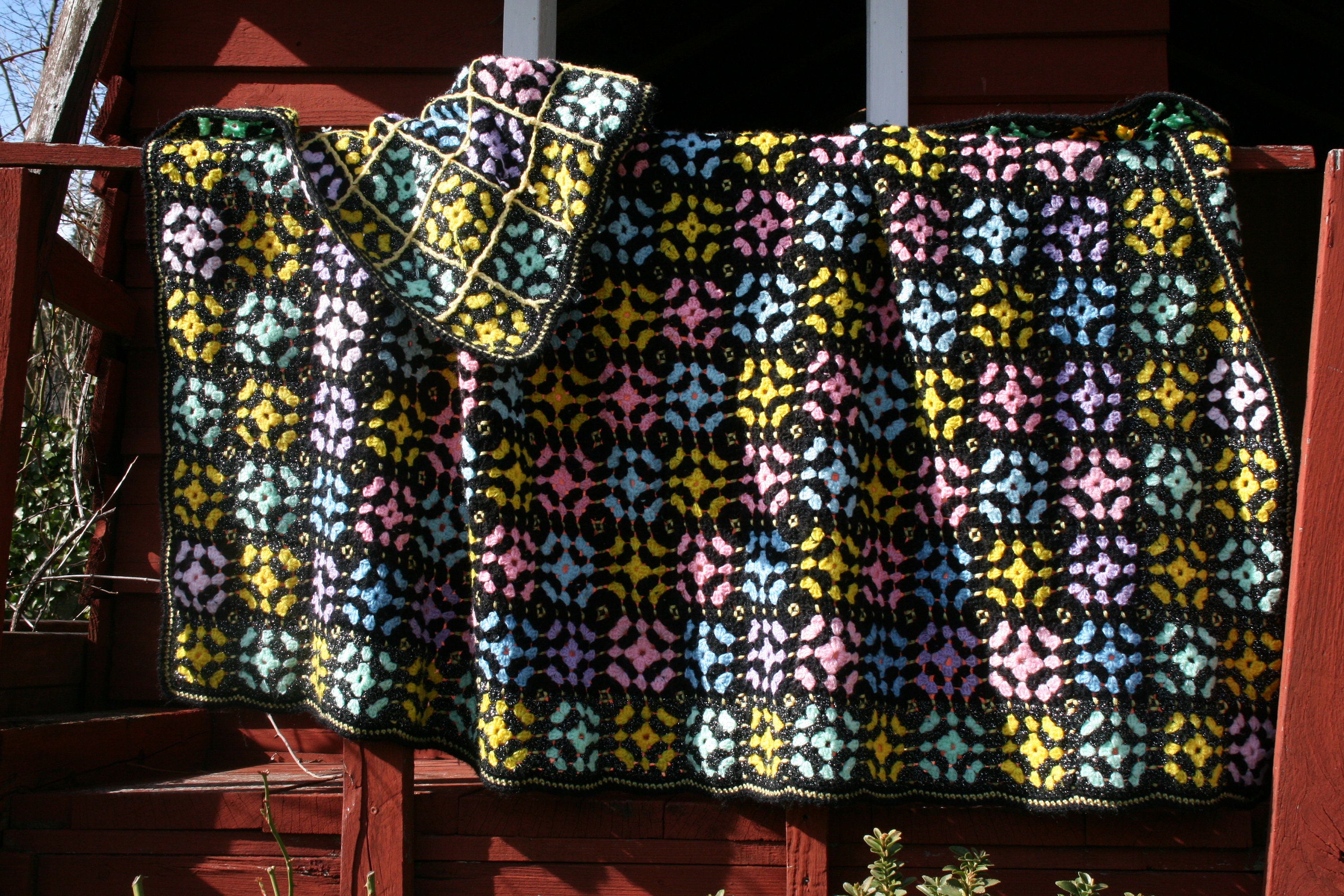 Couverture Vintage, Carrés Granny, Tunis, Crochetés en Noir et Pailleté, Couleurs, Rose, Mauve, Jaun